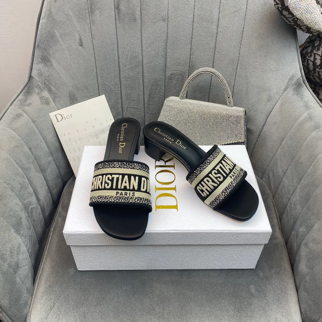 👟👟Ex-factory price 380👟👟 Women's shoes Women's clothing Dior Dior 2021 DWAY early spring new flip-flops women's shoes CD letter logo three-dimensional embroidery flat sandals Round toe thick heel jelly color slingback slippers The top version on the market Material: upper original consistent high-temperature water-soluble cotton electro-embroidery technology fabric + water-dyed sheepskin lining + Italian leather outsole Heel height: flat/4.5CM size: 34-43 (34.40.41.42.43 is custom-made and cannot be returned or exchanged)